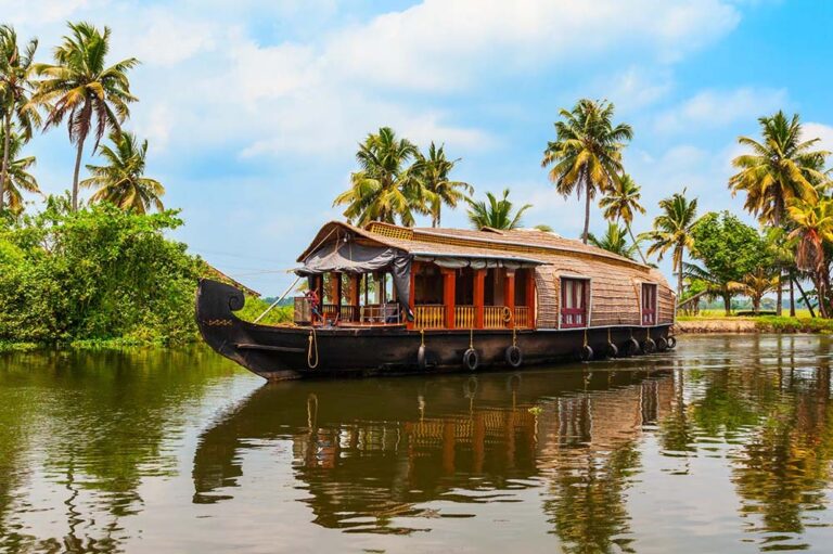 A Guide to Houseboat Stays in Alleppey